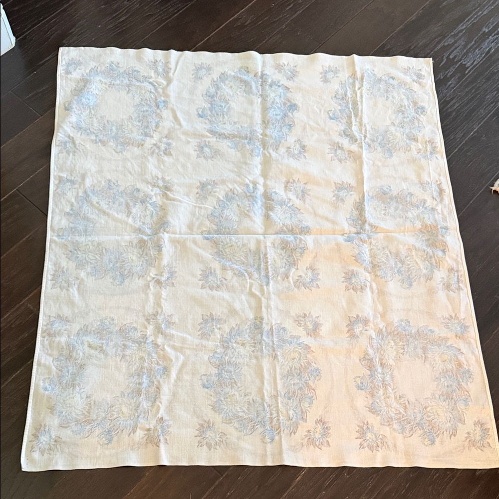 Chic Floral Table Linen in Blue and Cream - Picture 7 of 8